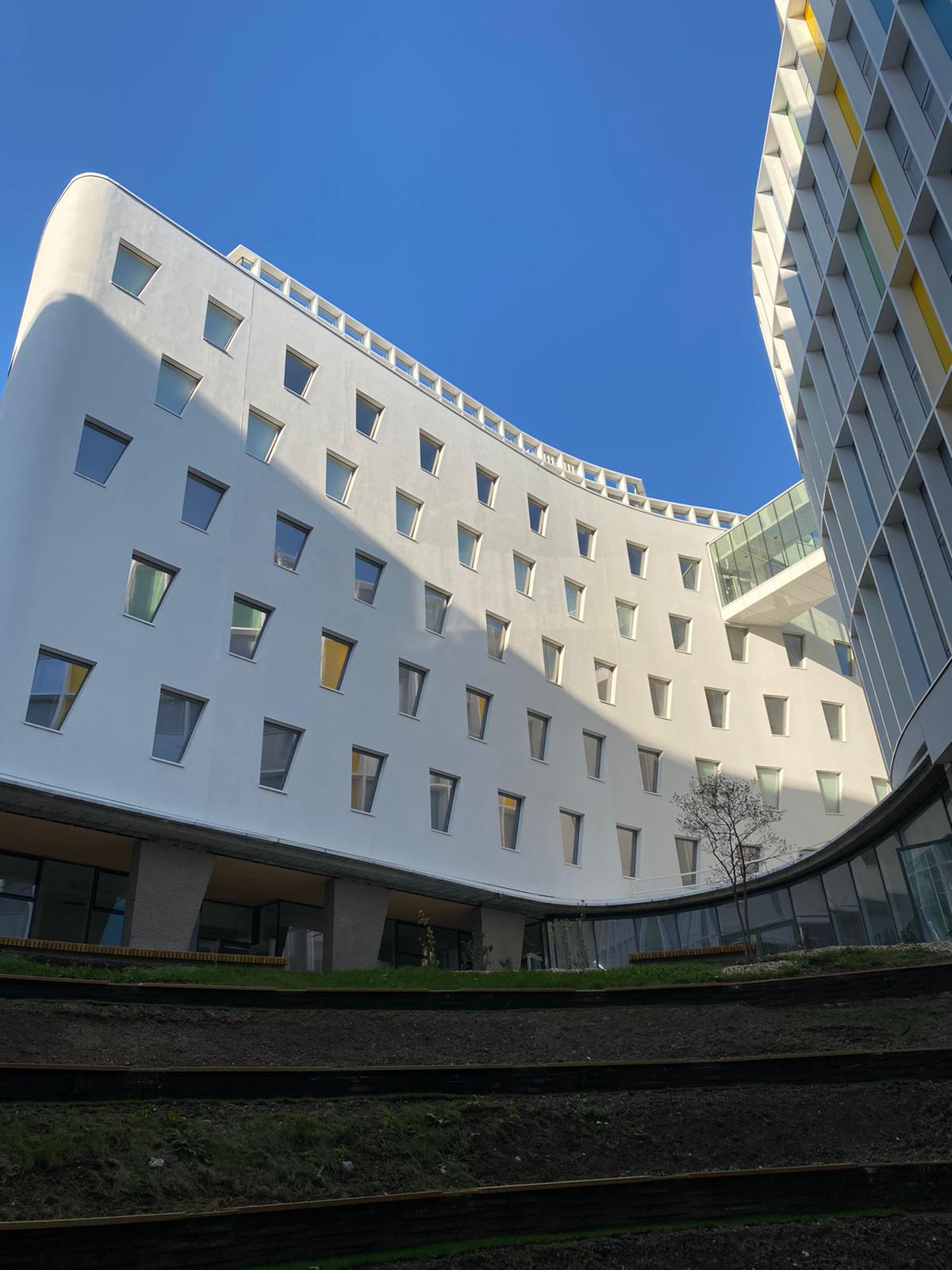 Extérieur du bâtiment A vu depuis le patio (crédit: JAcques Maton)