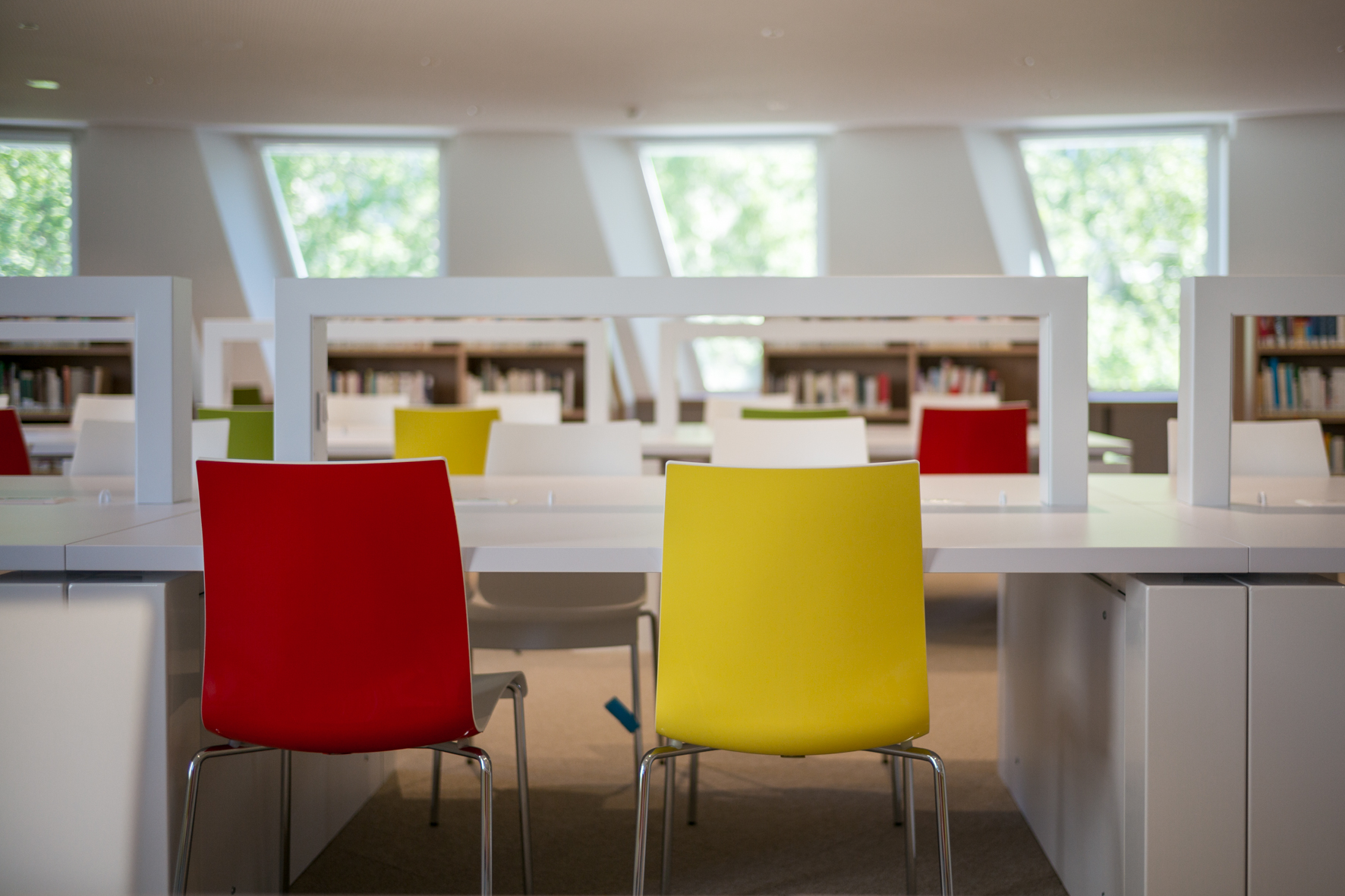 Table et chaises des espaces publics de la Bibliothèque Sorbonne Nouvelle